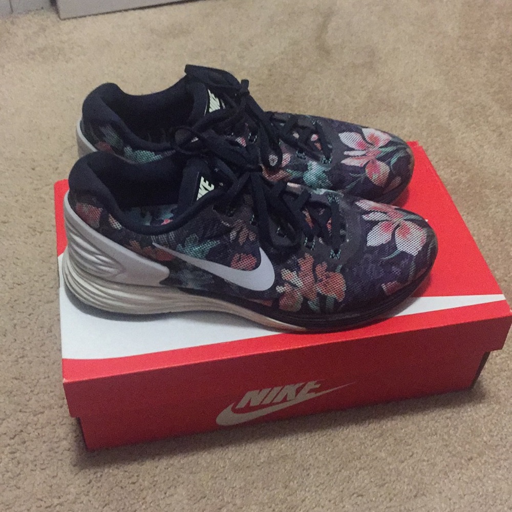 Woman’s Floral Nike Lunarglide 6 Sneakers - Size 9